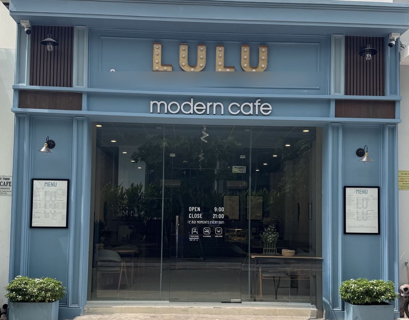 Реальный фасад LULU Modern Cafe